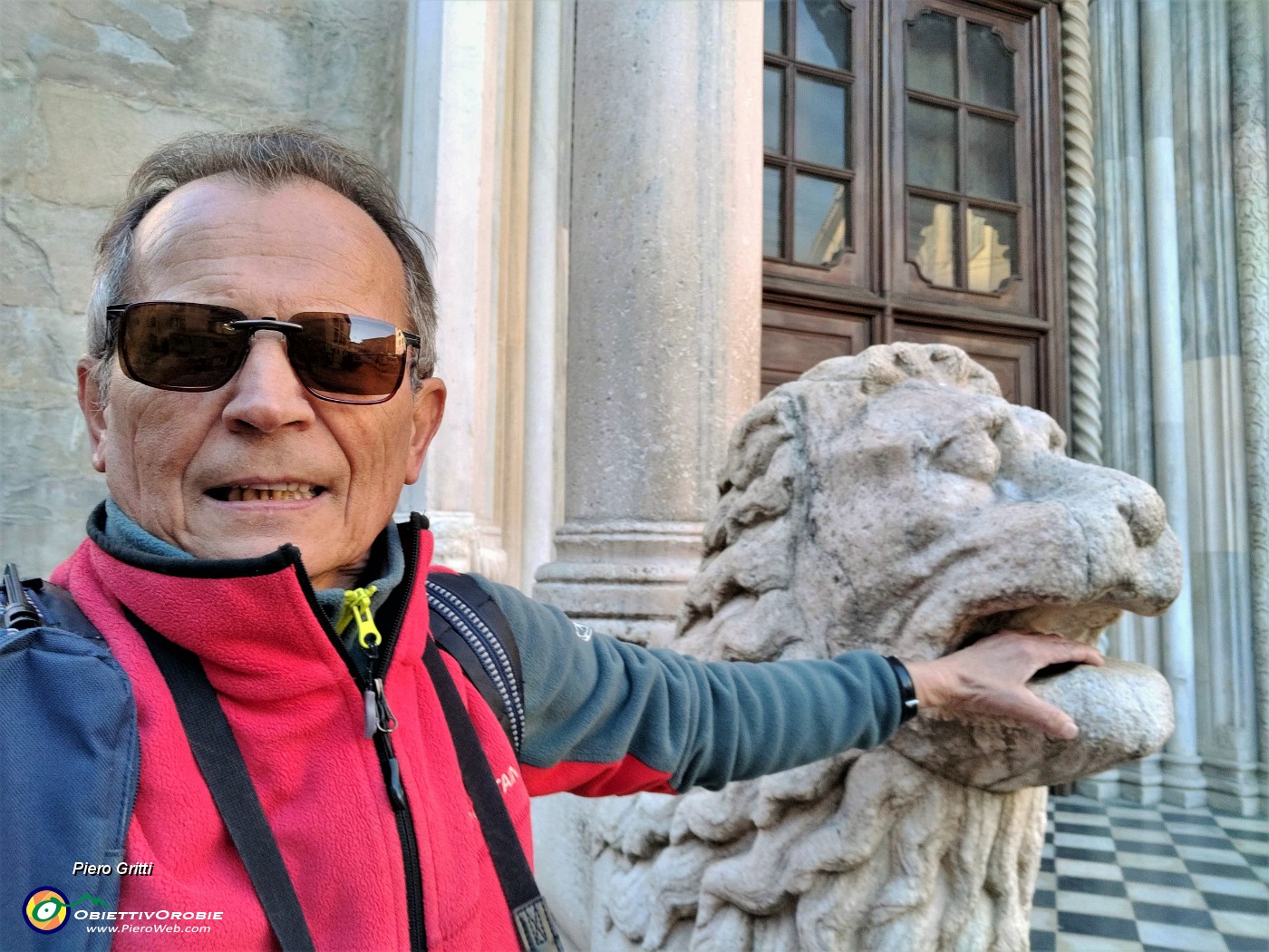 81 La mia mano nella bocca di un leone bianco all'ingresso sud della basilica-(selfie).jpg